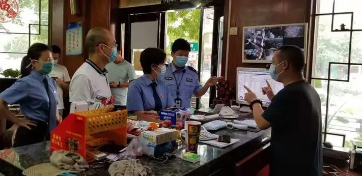 按规定悬挂《网络文化经营许可证》及未成年人禁入标志等方面进行检查